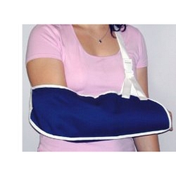 Reggibraccio semplice misura grande. consente l'immobilizzazione in posizione corretta del braccio nei casi di slogature, traumi ed ingessature